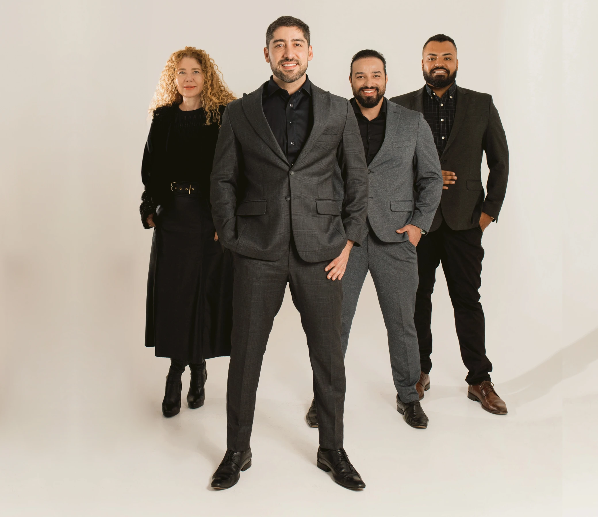 Na imagem estão a Dra. Erenilda Barbosa à esquerda, Dr. Diego Barbosa no meio, Dr. Samuel Montalvão e Dr. Luis Machado à direita, respectivamente. Todos na foto estão em pé, com sorriso no rosto e roupas elegantes